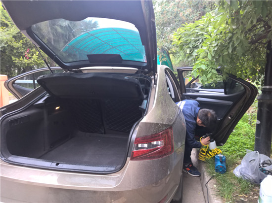 除甲醛公司工作人員在對汽車除甲醛處理 除甲醛公司工作人員在對汽車除甲醛處理