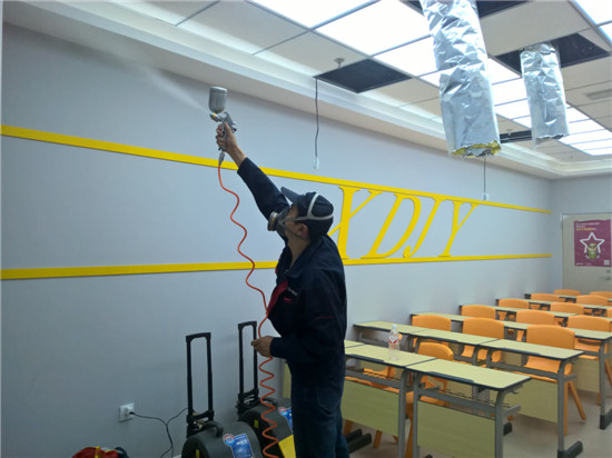 西安甲醛治理公司在實(shí)施光觸媒作業(yè)