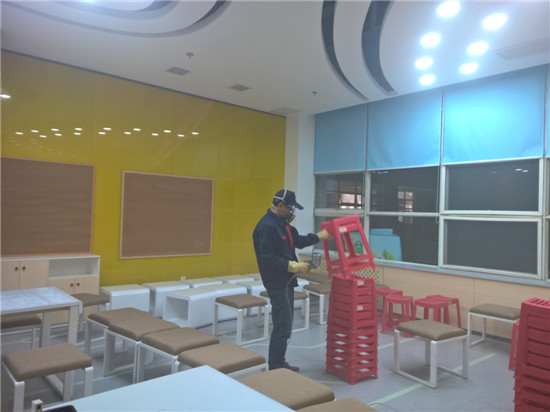 立美凈技術人員在進行室內甲醛清除作業